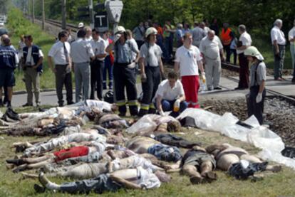 Los equipos de rescate identifican a las víctimas del autobús arrollado ayer por un tren en Siofok.

 / REUTERS