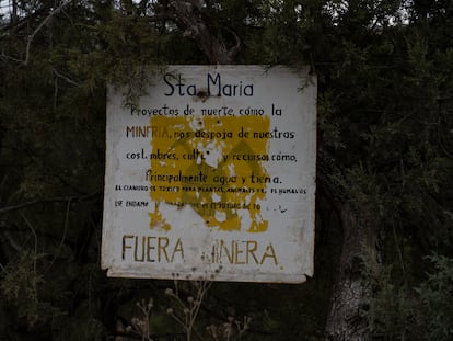 Pintas en contra del proyecto minero en una población cercana a Tecoltemi.