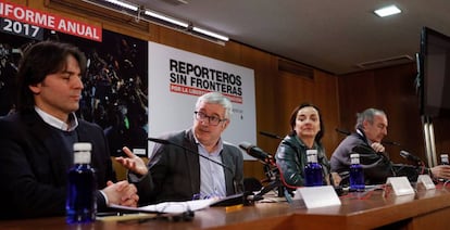 El editor turco Mehmet Siginir, Alfonso Armada, Pepa Bueno y Siscu Baiges, durante la presentación del informe de Reporteros Sin Fronteras.