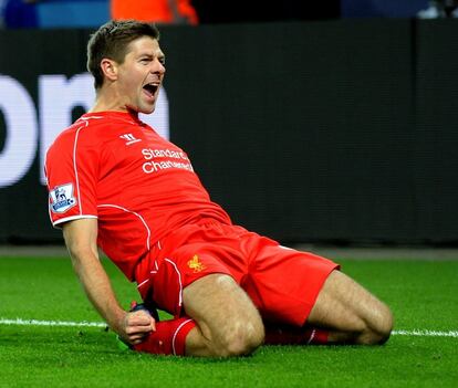 O capitão do Liverpool, Steven Gerrard, celebra seu gol contra o Leicester City, pela Premier League, em 2 de dezembro de 2014.