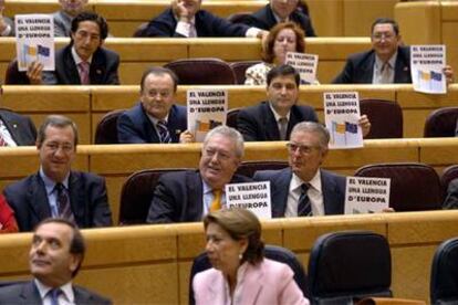 Senadores del PP exhiben, durante el discurso de Zapatero, carteles con el lema: "El valenciano, una lengua de Europa".