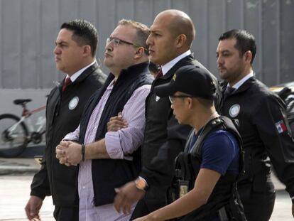 Javier Duarte es escoltado por polic&iacute;as en Guatemala, el pasado mes de julio.  