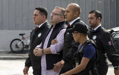 Javier Duarte es escoltado por polic&iacute;as en Guatemala, el pasado mes de julio.  