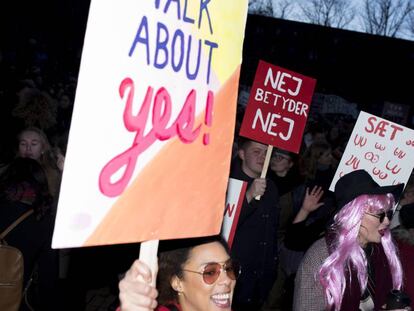 Manifestación del 8M en Copenhague con varias pancartas que hacen alusión al consentimiento y el 'No es no'.