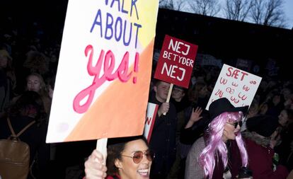 Manifestación del 8M en Copenhague con varias pancartas que hacen alusión al consentimiento y el 'No es no'.