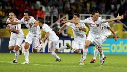 Los jugadores españoles celebrando el pase a cuartos de final tras derrotar a Corea del Sur en los penaltis.