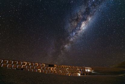 La Vía Láctea se dibuja sobre la residencia del Observatorio de Paranal, que cuenta con uno de los mejores cielos del planeta para las observaciones científicas, con más de 300 noches despejadas al año.