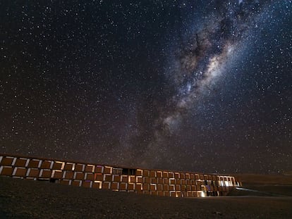 La Vía Láctea se dibuja sobre la residencia del Observatorio de Paranal, que cuenta con uno de los mejores cielos del planeta para las observaciones científicas, con más de 300 noches despejadas al año.