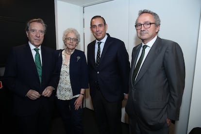 Desde la izquierda, Iñaki Gabilondo, periodista y conductor de la gala; Sol Gallego-Díaz, directora del diario EL PAÍS; Manuel Mirat, presidente de EL PAÍS y consejero delegado de PRISA, y Manuel Polanco, presidente de PRISA Noticias, PRISA Radio y Santillana.