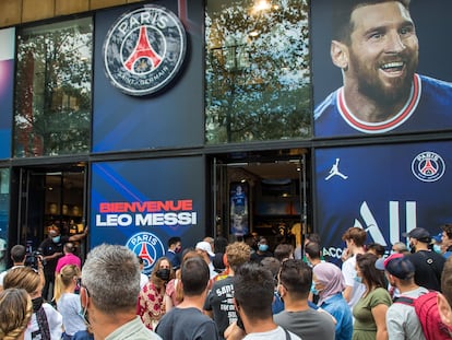 Cientos de personas, ayer a las puertas de una tienda del PSG con la imagen de Messi.