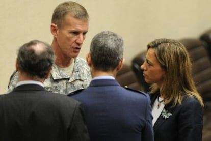 La ministra de Defensa, Carme Chacón, en la sede de la OTAN en Bruselas, con el comandante de la misión en Afganistán (ISAF), el general Stanley McChrystal.