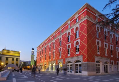 La Torre del Reloj, junto al Ministerio de Desarrollo Urbano, en Tirana, la capital de Albania.