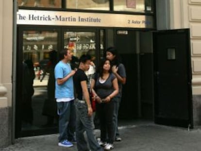 Estudiantes ante el instituto Harvey Milk, en Nueva York.
