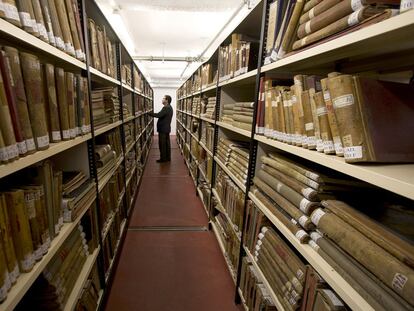 Un total de 19 kilómetros lineales de archivo, en estanterías, perforan los sótanos del nuevo centro cultural Conde Duque.