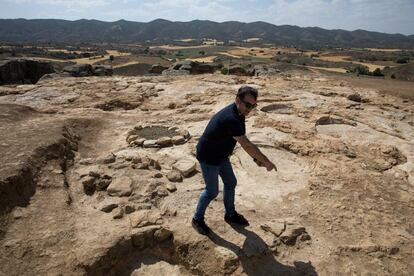 Miguel Ángel Valero muestra los fondos de cabaña del poblado de la Edad del Hierro que se levantó sobre el otero.