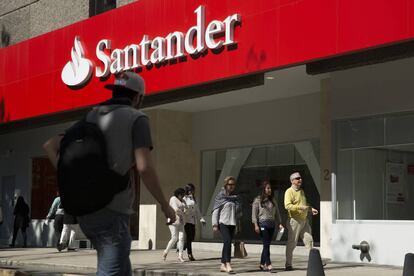 Vista de una oficina del Banco Santander en Ciudad de México, en una imagen de archivo.