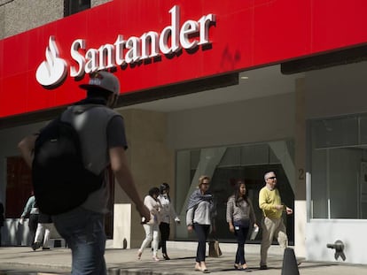 Vista de una oficina del Banco Santander en Ciudad de México, en una imagen de archivo.