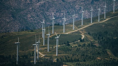 Vista de un parque eólico desde As Paxareiras (Mazaricos).