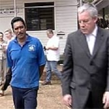 El alcalde de la isla de Pitcairn, Steve Christian, en el centro, poco antes del comienzo del juicio, el 30 de septiembre.
