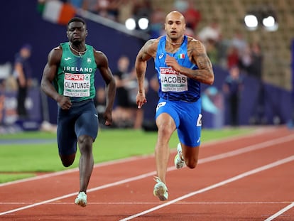 Marcell Jacobs corre por delante de Israel Olatunde durante la final masculina de los 100 metros lisos este martes en los Europeos de Atletismo de Múnich.