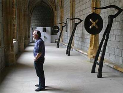Baroja Collet posa en el claustro de la iglesia Santa María de Deba junto a su serie de piezas <b><i>Arqueología de la transmisión oral.</b></i>
