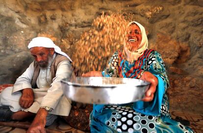 Una mujer de la familia Al Hawamdeh limpia semillas en la cueva en la que vive la familia, a las afueras de la localidad cisjordana de Mufagra, a 80 kilómetros al sur de Hebrón. El Ejército israelí ha prohibido a la familia de construir viviendas, infraestructuras o carreteras en el lugar. Según los ancianos, la familia ha vivido allí desde hace 200 o 300 años.