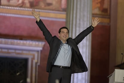 Alexis Tsipras saluda a sus seguidores con los brazos en alto.
