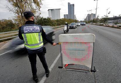Un agente de policía participa en uno de los controles establecidos en la ciudad de Valencia, el 26 de febrero.