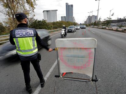 Un agente de policía participa en uno de los controles establecidos en la ciudad de Valencia, el 26 de febrero.