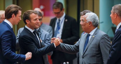 El presidente Macron saluda a su homólogo portugués, Antonio Costa.