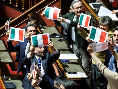 Miembros de la oposición italiana ondean banderas tricolores en protesta por la aprobación en el Senado de la nueva ley de autonomías, este lunes en Roma.