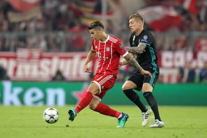 James Rodríguez protege el balón ante Kroos.