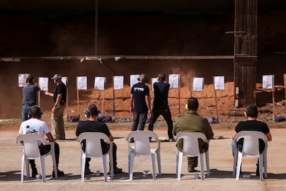 Solicitantes de licencia de armas de fuego asisten a una prueba en un campo de tiro en Kfar Saba, Israel, este jueves.