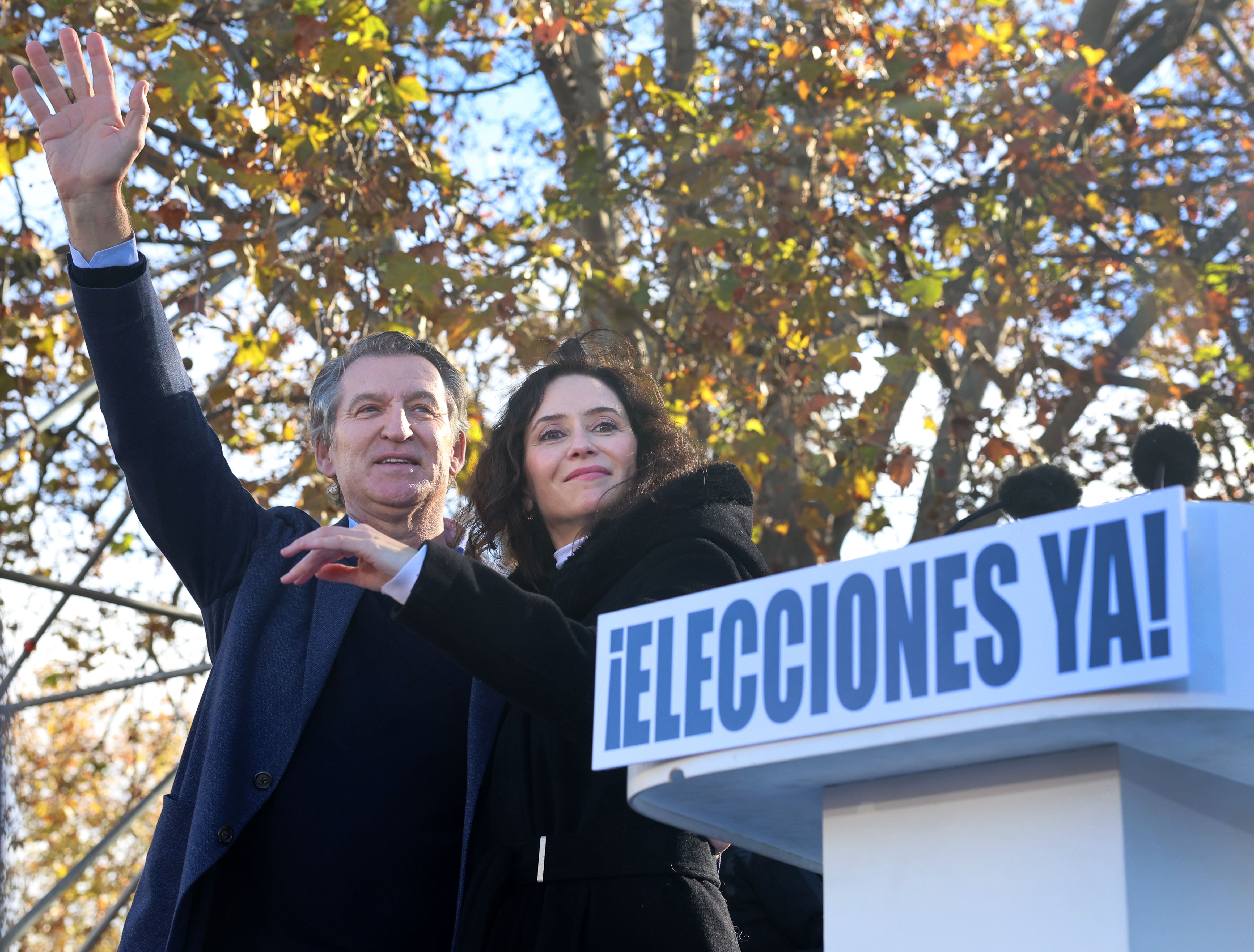 El líder del Partido Popular, Alberto Núñez Feijóo, junto a la presidenta de la Comunidad de Madrid, Isabel Díaz Ayuso, este domingo en la manifestación en el Templo de Debod, en Madrid.