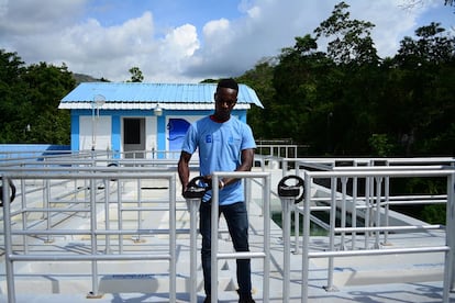 Forestal Yvens, el joven técnico responsable de asegurar la calidad del agua en Jacmel, está orgulloso de los niveles, que suelen estar a la altura de las capitales europeas, alrededor de 0,5 NTU, una unidad que se usa para medir la turbidez del líquido.