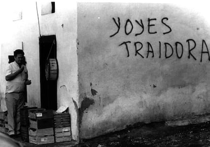 Pintadas en contra de la reinserción de Mª Dolores González Katarain 'Yoyes' en Villafranca, el 25 de octubre de 1985.