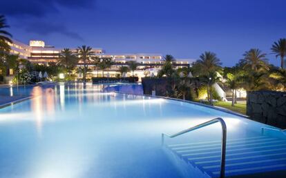 Piscina del hotel Costa Calero, en Puerto Calero, Lanzarote.