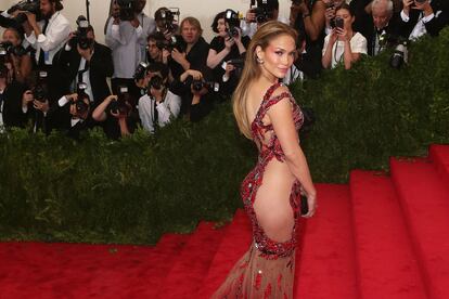 Año 2015. Jennifer Lopez acudió a la gala Met con el firme objetivo de dar espectáculo. Las transparencias estratégicas y la mano de Donatella Versace, que firma el diseño, fueron clave para regresar a casa con el deber cumplido. 