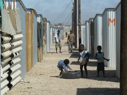 Una calle de Blikkiesdorp, un campo de alojamiento transitorio a unos 20 kilómetros de Ciudad del Cabo.