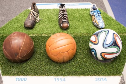 La FIFA rinde en Zürich un homenaje al fútbol y a los Mundiales con 3.000 metros cuadrados dedicados al deporte rey. En la imagen, botas y balones de fútbol de distintas épocas expustas en el Museo del Fútbol de Zürich que abrirá sus puertas el 28 de febrero.