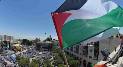 Banderas palestinas en la misa que celebra el Papa frente a la iglesia de la Natividad, en Bel&eacute;n. 