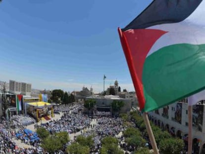 Banderas palestinas en la misa que celebra el Papa frente a la iglesia de la Natividad, en Bel&eacute;n. 