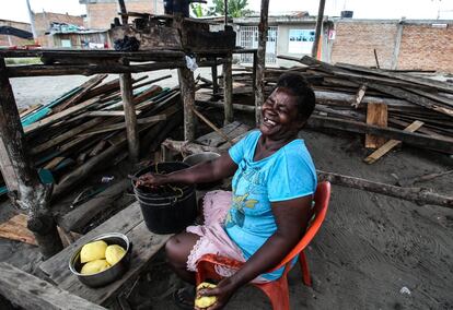 La mujeres de Tumaco sostienen sus familias con pequeñas empresas de pesca y limpieza del camarón, negocios de cocina, costura...