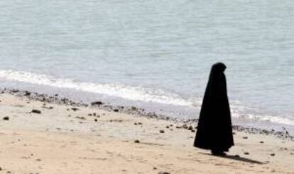 Una mujer iraní pasea por una playa de la localidad de Chabahar, en el sureste iraní, a orillas del mar de Omán cerca del estrecho de Ormuz. EFE/Archivo