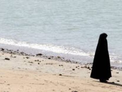 Una mujer iraní pasea por una playa de la localidad de Chabahar, en el sureste iraní, a orillas del mar de Omán cerca del estrecho de Ormuz. EFE/Archivo
