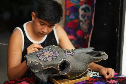 Un artista trabajando en una de las galerías de San José.