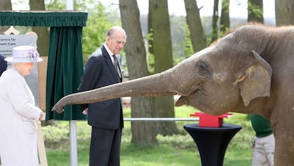 Isabel II y Felipe de Edimburgo en el centro de elefantes del zoo de Whipsnade, en Dunstable, Reino Unido, el 11 de abril de 2017.