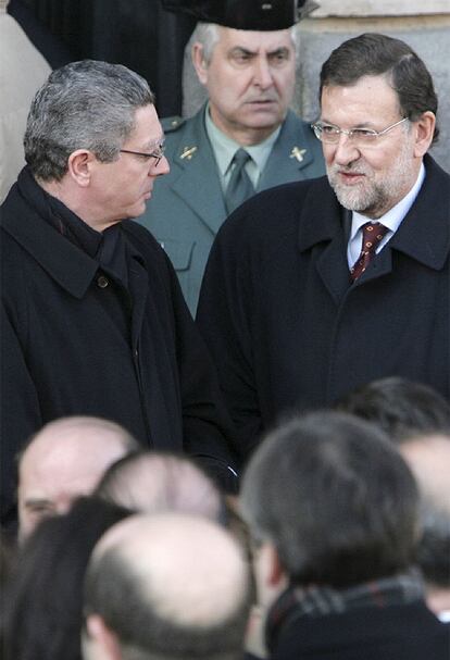 El líder de la oposición, Mariano Rajoy (PP), también ha acudido al acto de homenaje en la Puerta del Sol.