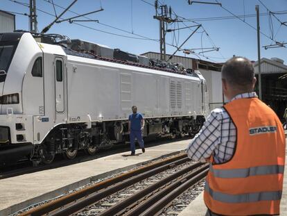 La locomotora Eurodual, fabricada en la planta de Stadler en Albuixech (Valencia). 