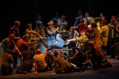 Wozzeck (Christian Gerhaher), señalado por todos en la escena de la taberna del segundo acto.